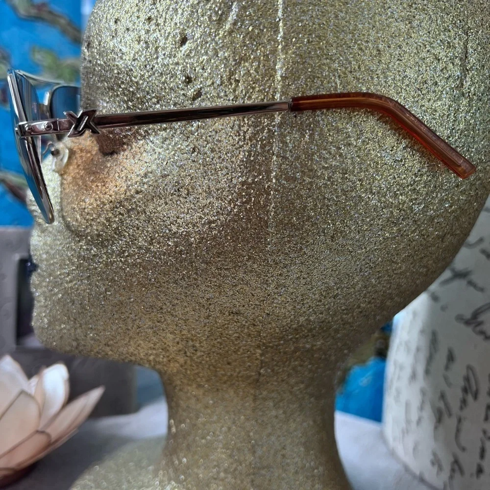 Sporty, gold aviator sunglasses